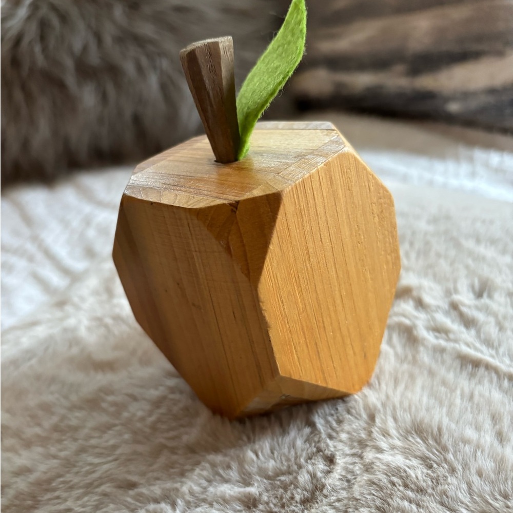 Wood Carved Apple Paper Weight. Great Teacher Gift and Sentiment. New!